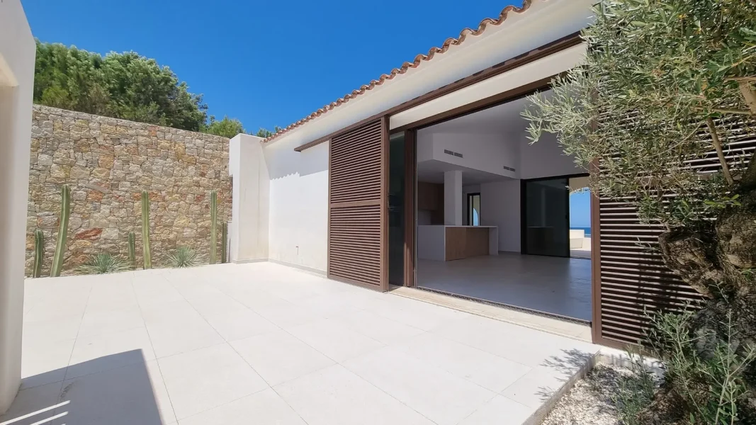 Terraza y acceso a la villa La Francesa en Dénia