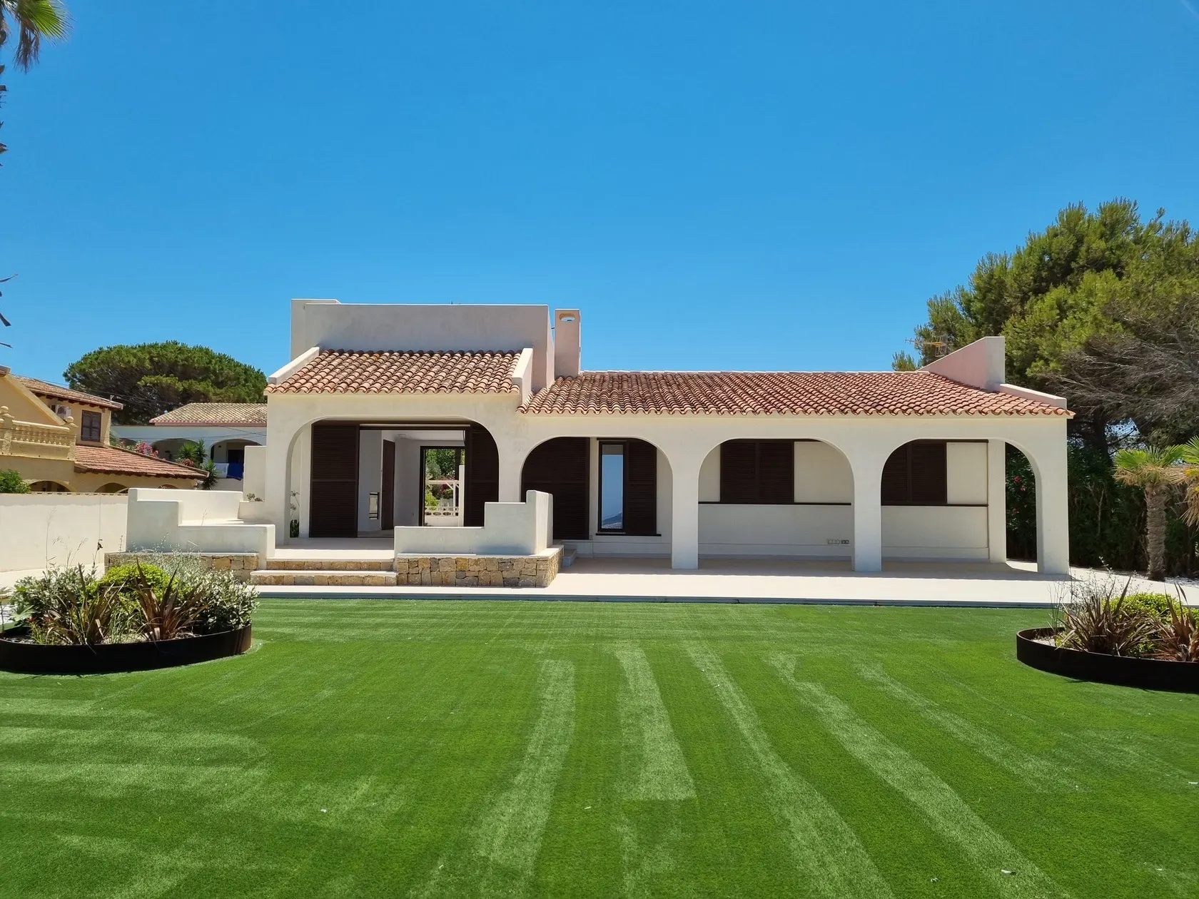 Jardín y fachada de la villa La Francesa