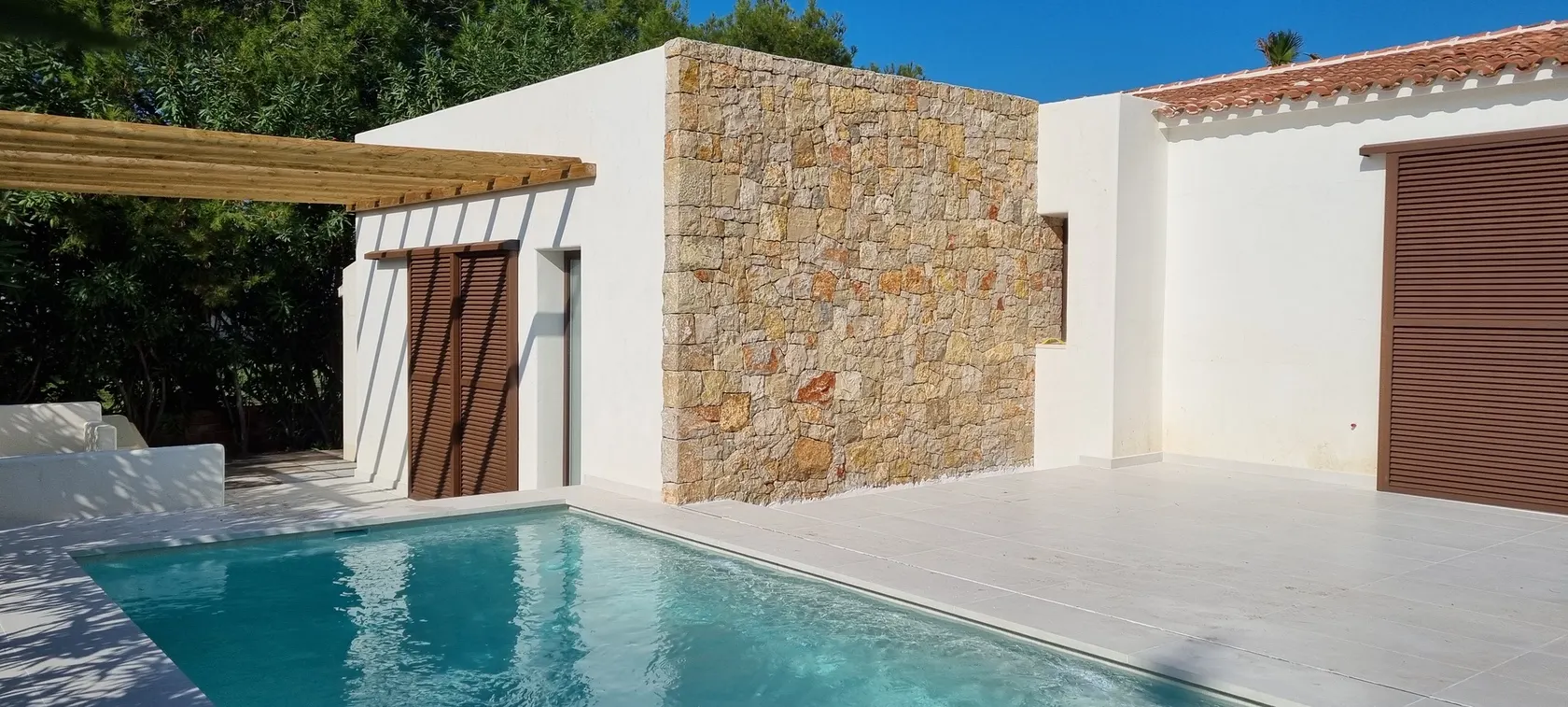 Piscina y muro de piedra de La Francesa