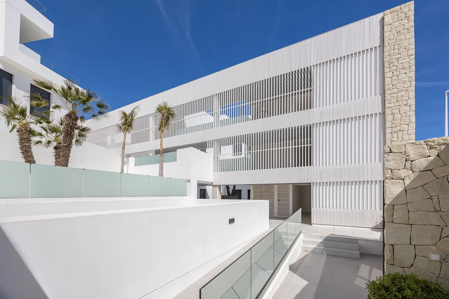Fachada contemporánea del residencial Son de Mar