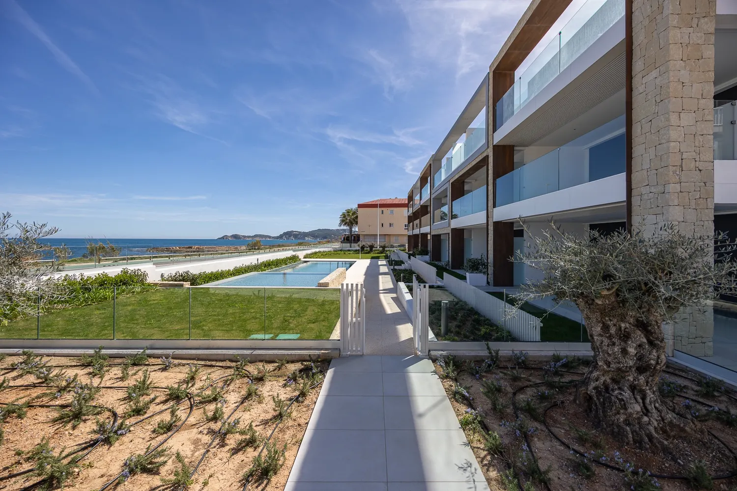 Zona exterior del residencial Son de Mar junto al mar