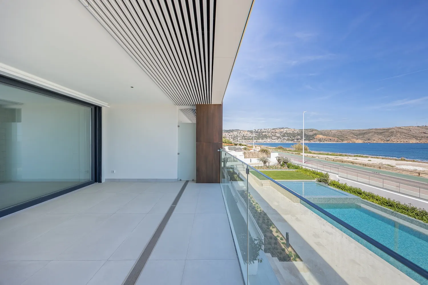 Terraza junto a la piscina de Son de Mar