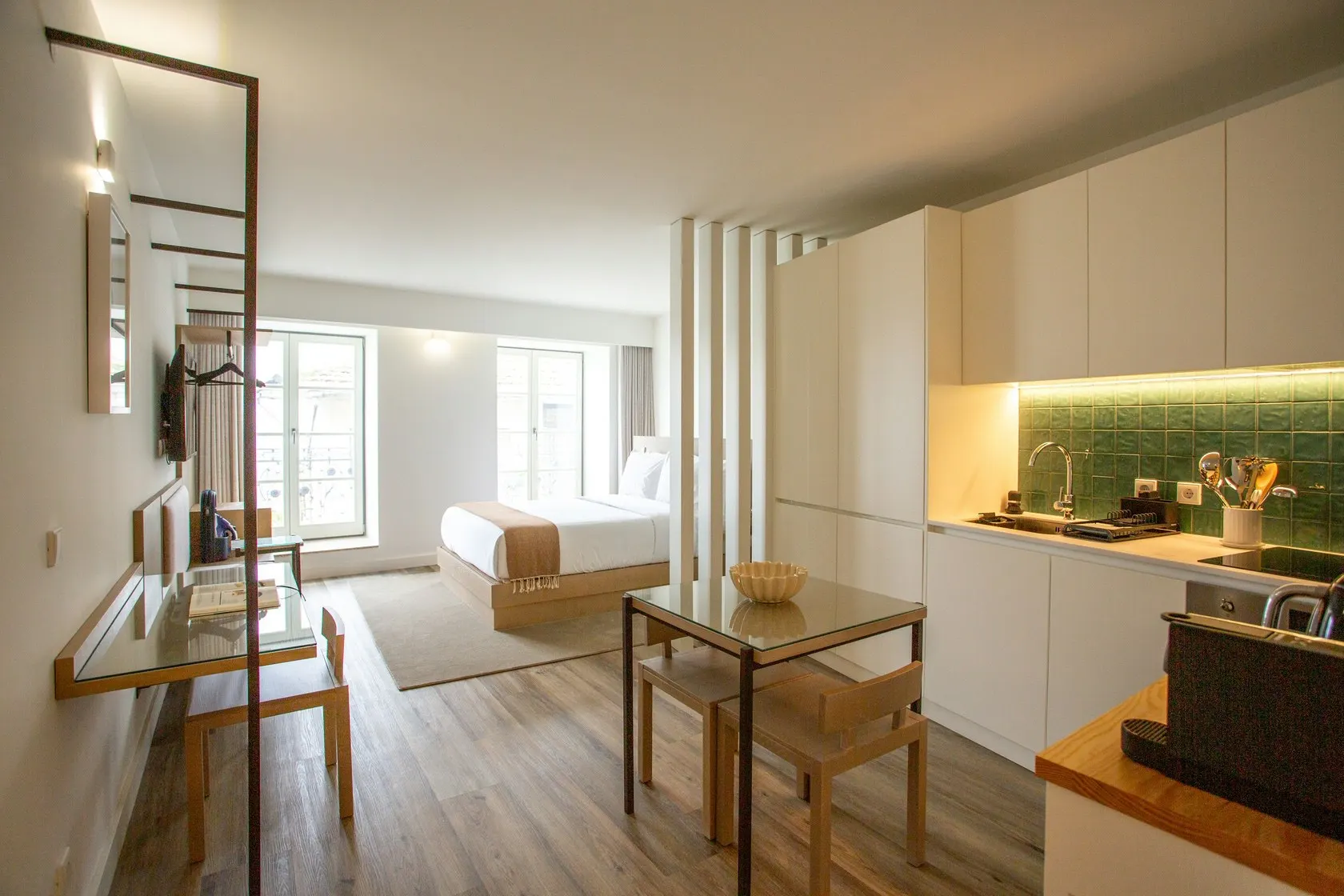 Estudio de TribeCo con dormitorio y cocina integrada