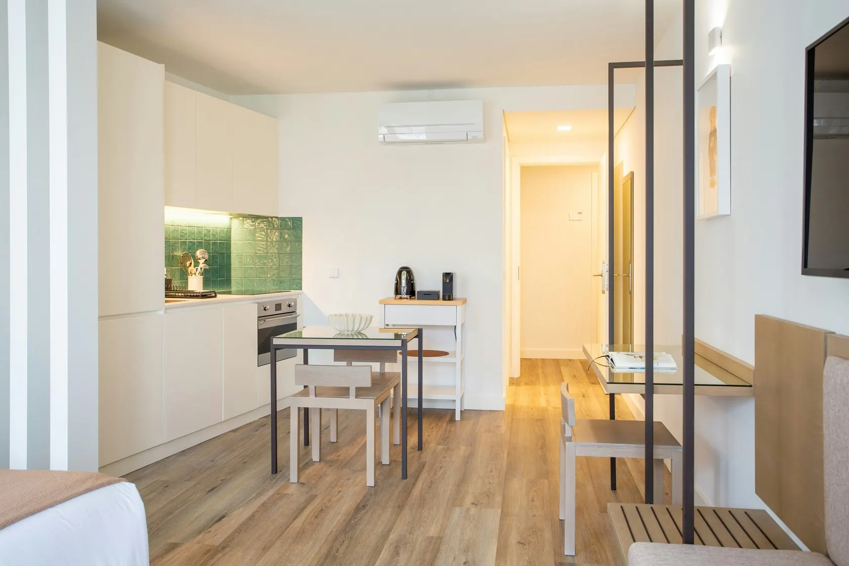 Zona de estar y cocina de un estudio de TribeCo