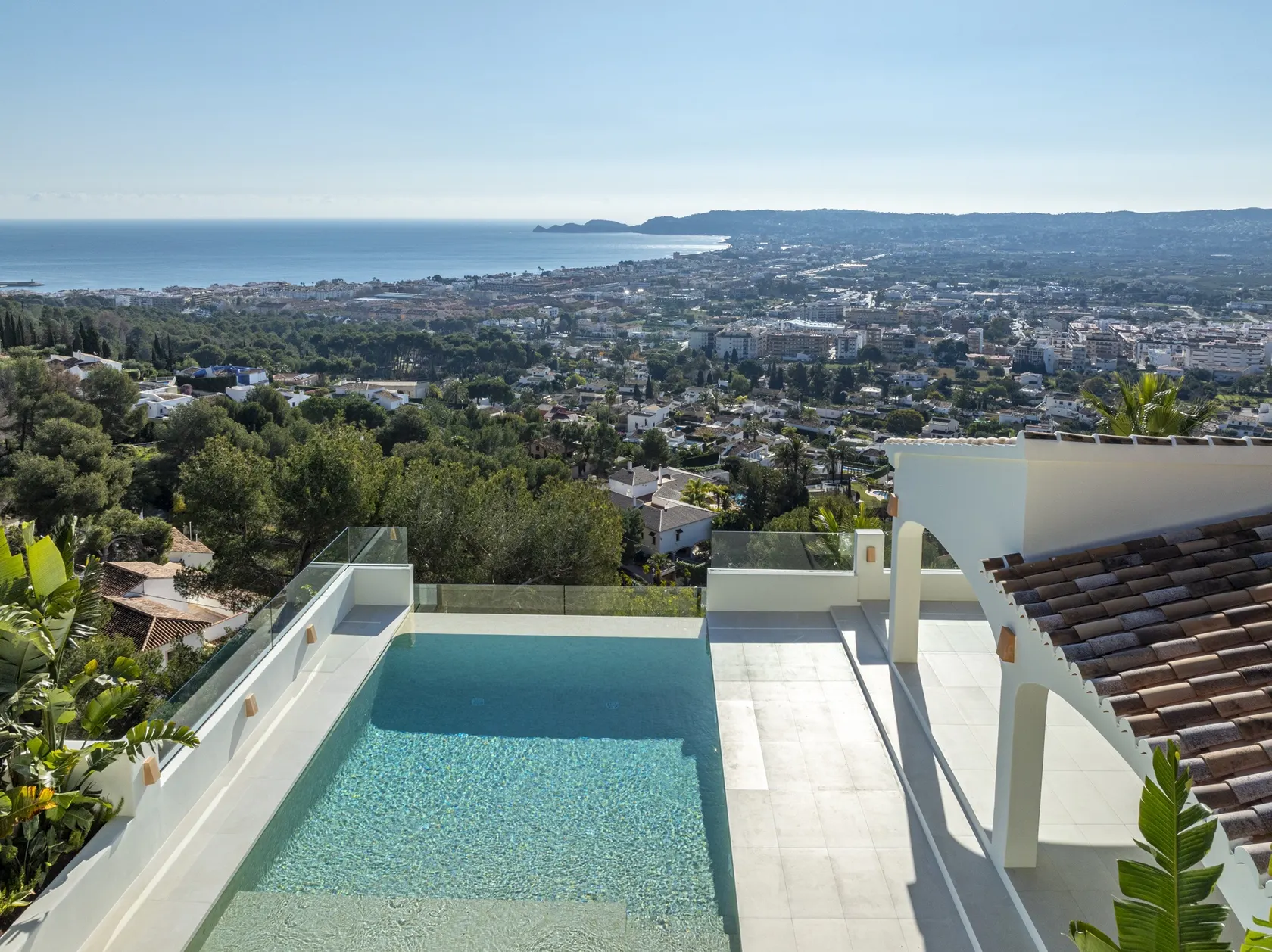 Piscina y vistas panorámicas de Villa Santa