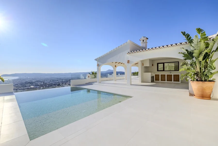 Villa Santa y piscina con vistas al mar en Jávea