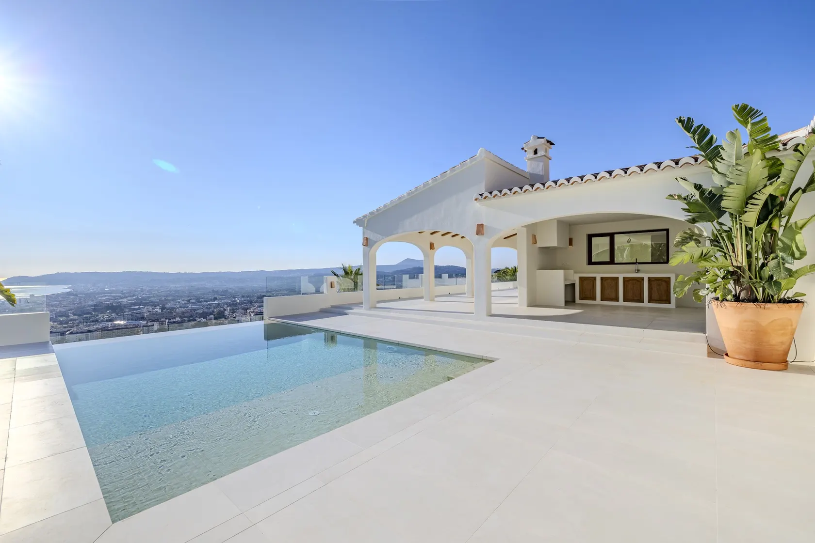 Villa Santa y piscina con vistas al mar en Jávea