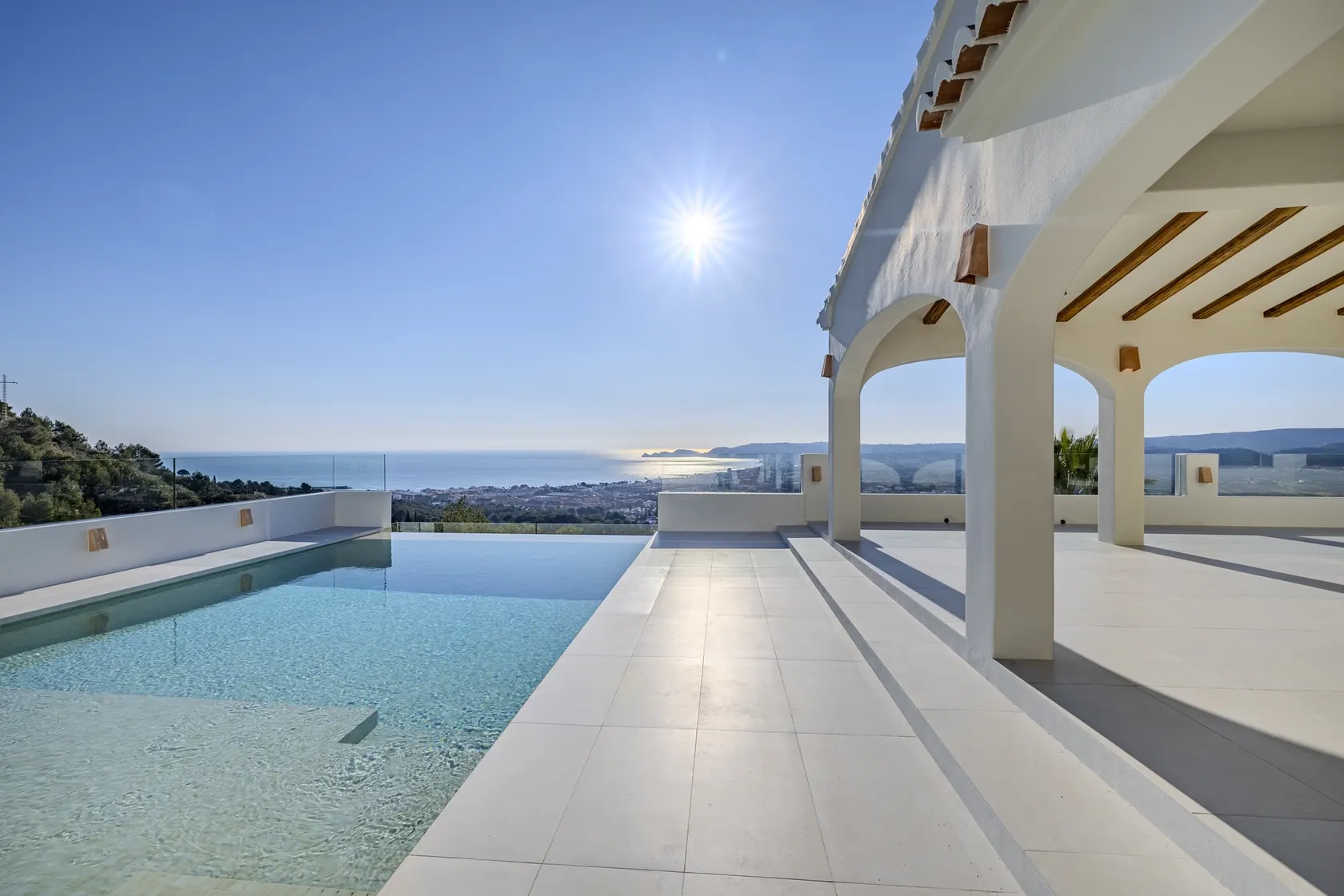 Piscina y porche de Villa Santa