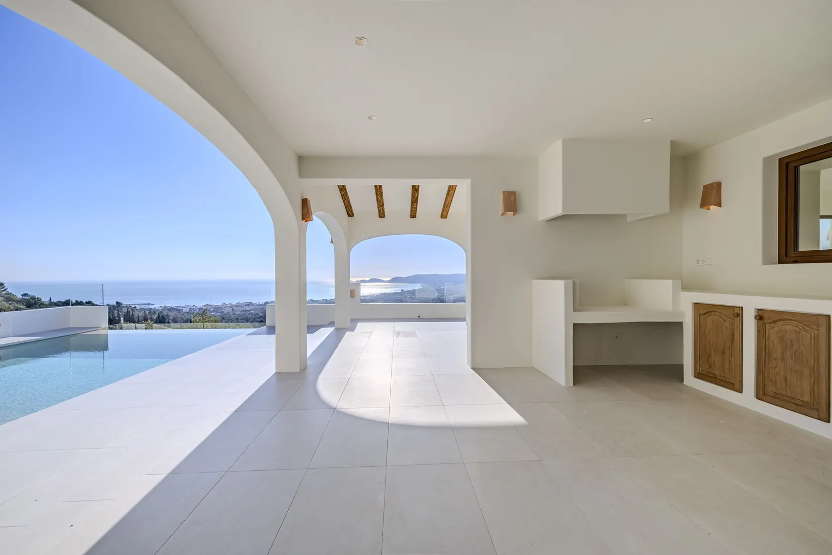 Terraza cubierta de Villa Santa con vistas al mar