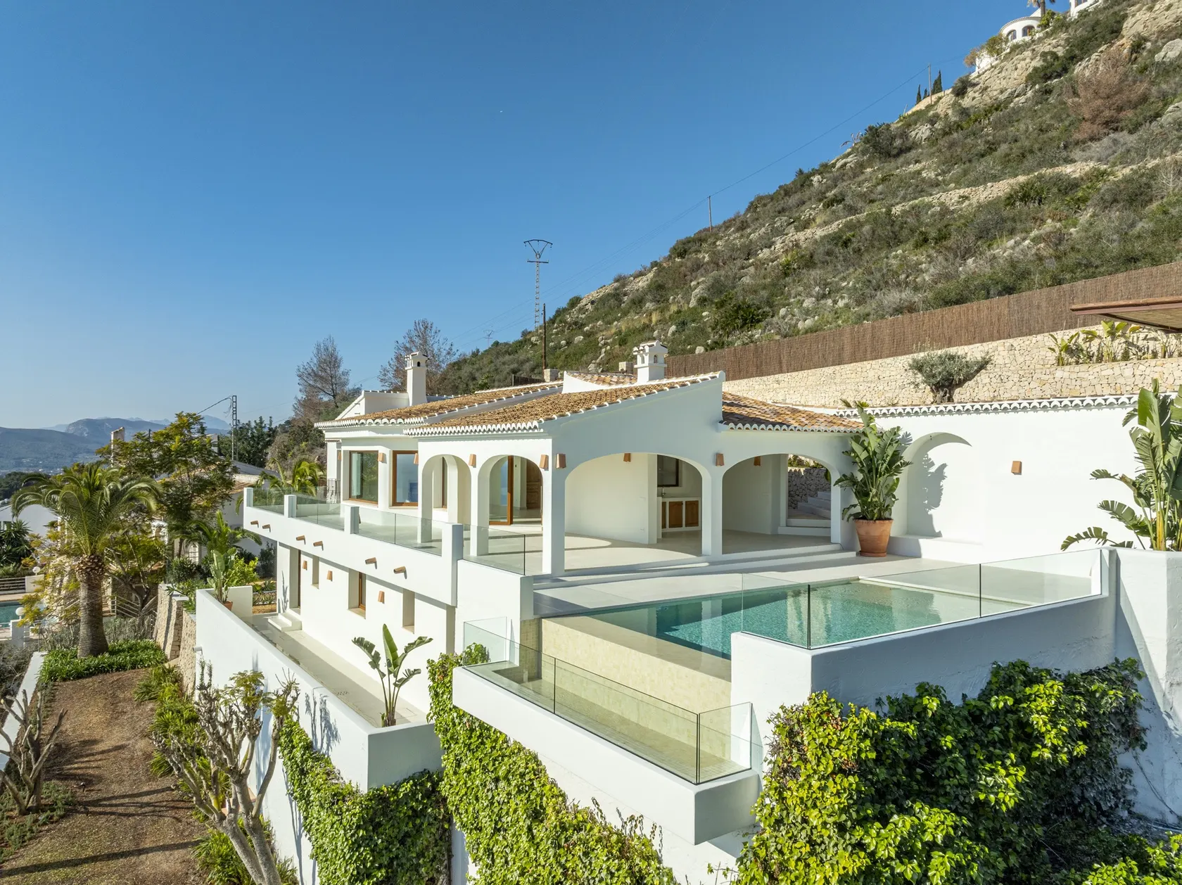 Vista exterior de la villa y piscina de Villa Santa